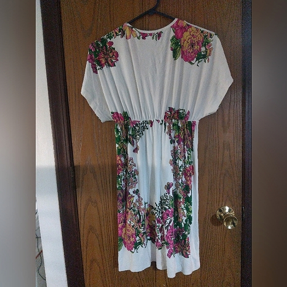 VENUS Dresses & Skirts - Dress, brand Venus, flowers, USA M